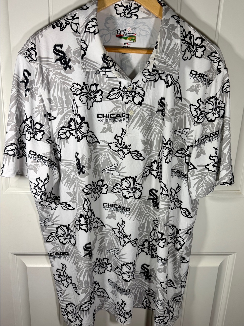 Chicago White Sox Men's White Floral Button-Up Shirt